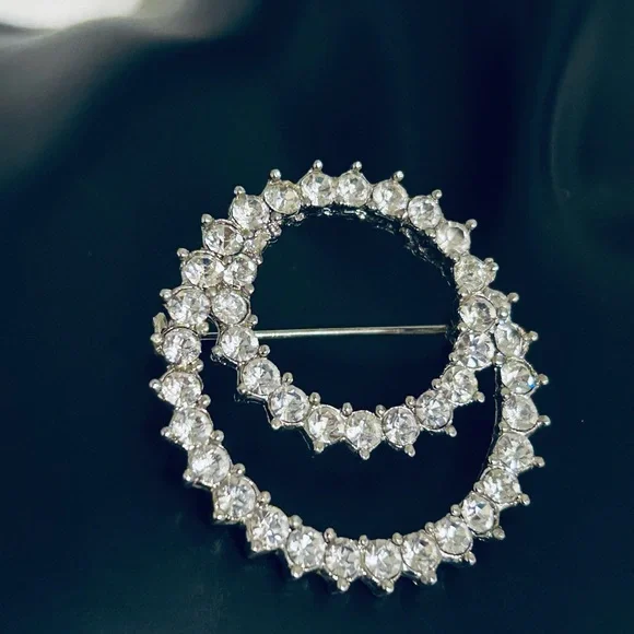 Vintage Clear Crystal Rhinestone Wreath Brooch Pin - Picture 8 of 12